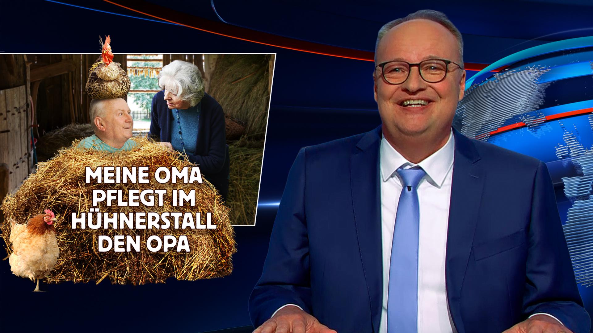 Oliver Welke sitzt rechts im Bild. Links im Bild ist eine satirische Fotocollage von zwei älteren Personen in einem Hühnerstall zu sehen. Darunter steht: "Meine Oma pflegt im Hühnerstall den Opa".