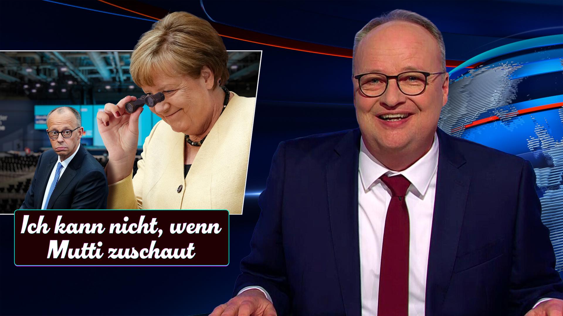 Oliver Welke sitzt am Schreibtisch. Links von ihm ist eine Fotomontage zu sehen, auf der Friedrich Merz und Angela Merkel abgebildet sind. Merkel hält sich ein kleines Fernglas vor die Augen. Unter dem Bild steht: "Ich kann nicht, wenn Mutti zuschaut".