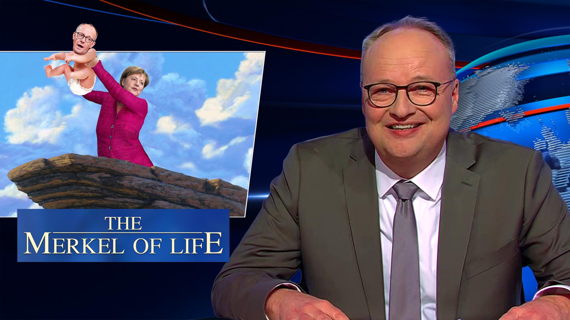 Oliver Welke sitzt am Schreibtisch. Links neben ihm ist eine Fotomontage im Stil der ikonischen Szene aus "Der König der Löwen" zu sehen: Angela Merkel steht auf einem Felsen und hält ein Baby mit dem Gesicht von Friedrich Merz hoch. Am unteren Bildrand steht: "The Merkel of Life".