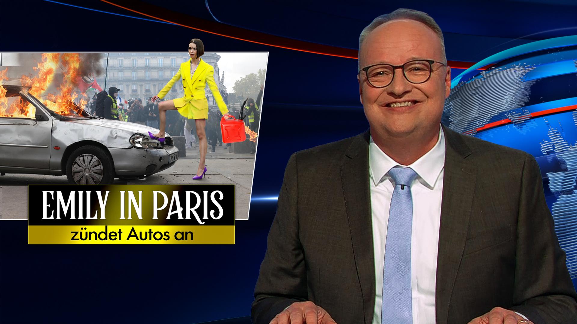 Oliver Welke sitzt rechts im Bild. Links ist eine satirische Fotomontage im Stil der Serie "Emily in Paris" zu sehen: Emily mit einem Fuß auf der Motorhaube eines brennenden PKW hält einen Benzinkanister. Darunter steht: "EMILY IN PARIS zündet Autos an".