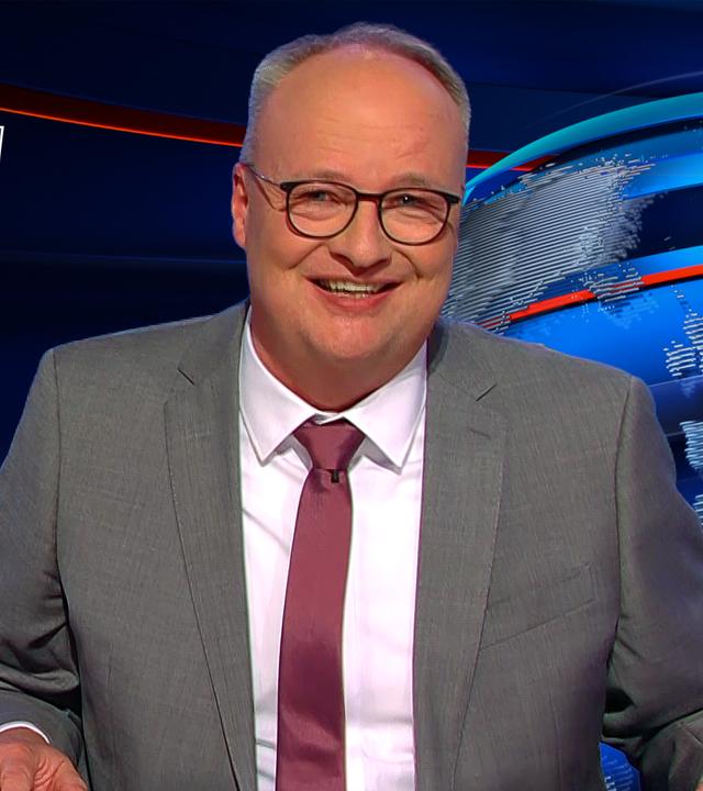 Oliver Welke sitzt rechts im Bild. Links im Bild ist Friedrich Merz an einem Rednerpult zu sehen. Darunter steht: "Der geht gar nicht".