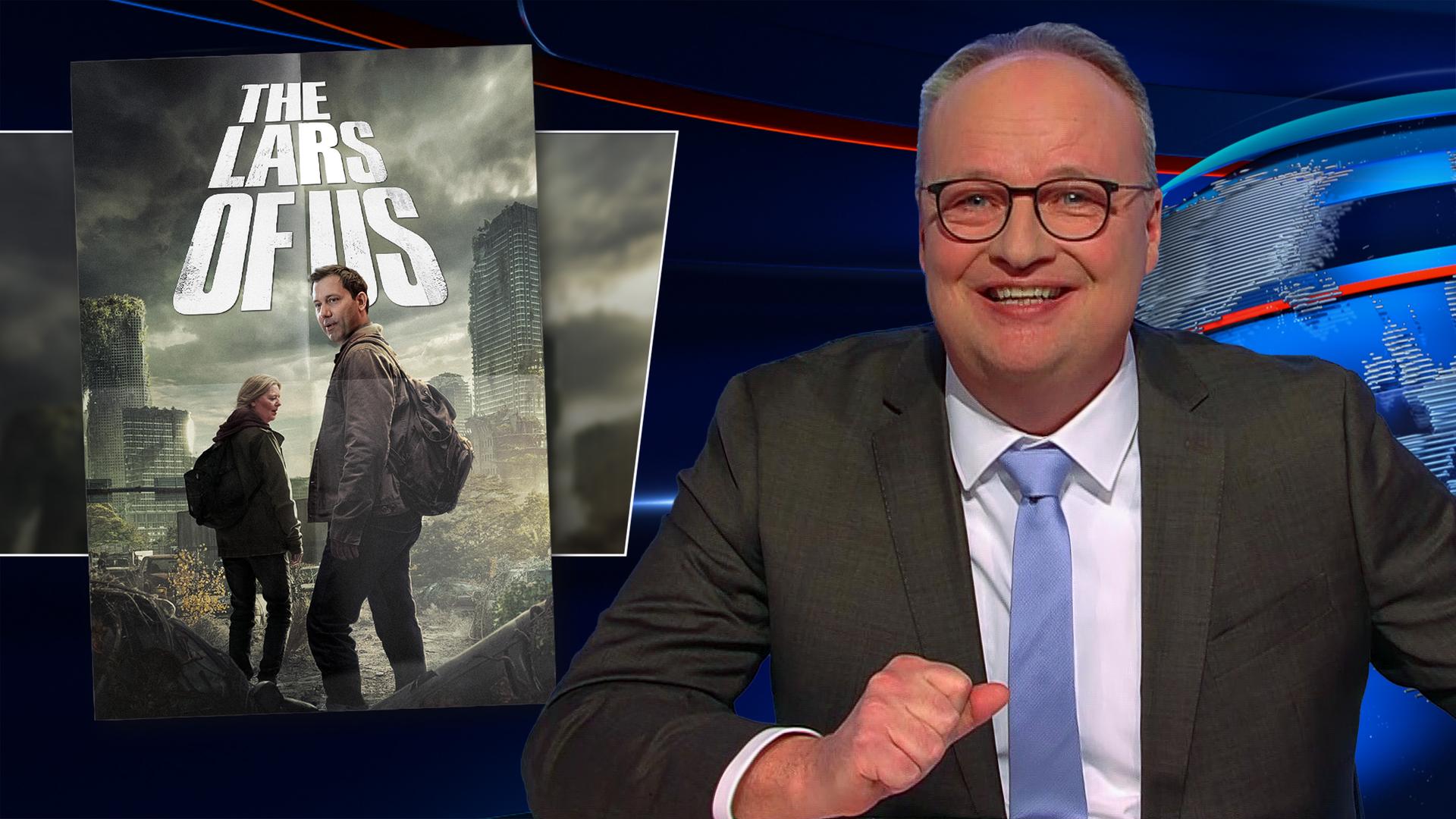 Oliver Welke sitzt am Schreibtisch. Links neben ihm ist eine Fotomontage abgebildet, die an die Serie "The Last of Us" angelehnt ist: Lars Klingbeil und Bärbel Bas befinden sich in einem zerstörten Stadtbild. Darüber steht der Schriftzug "THE LARS OF US".