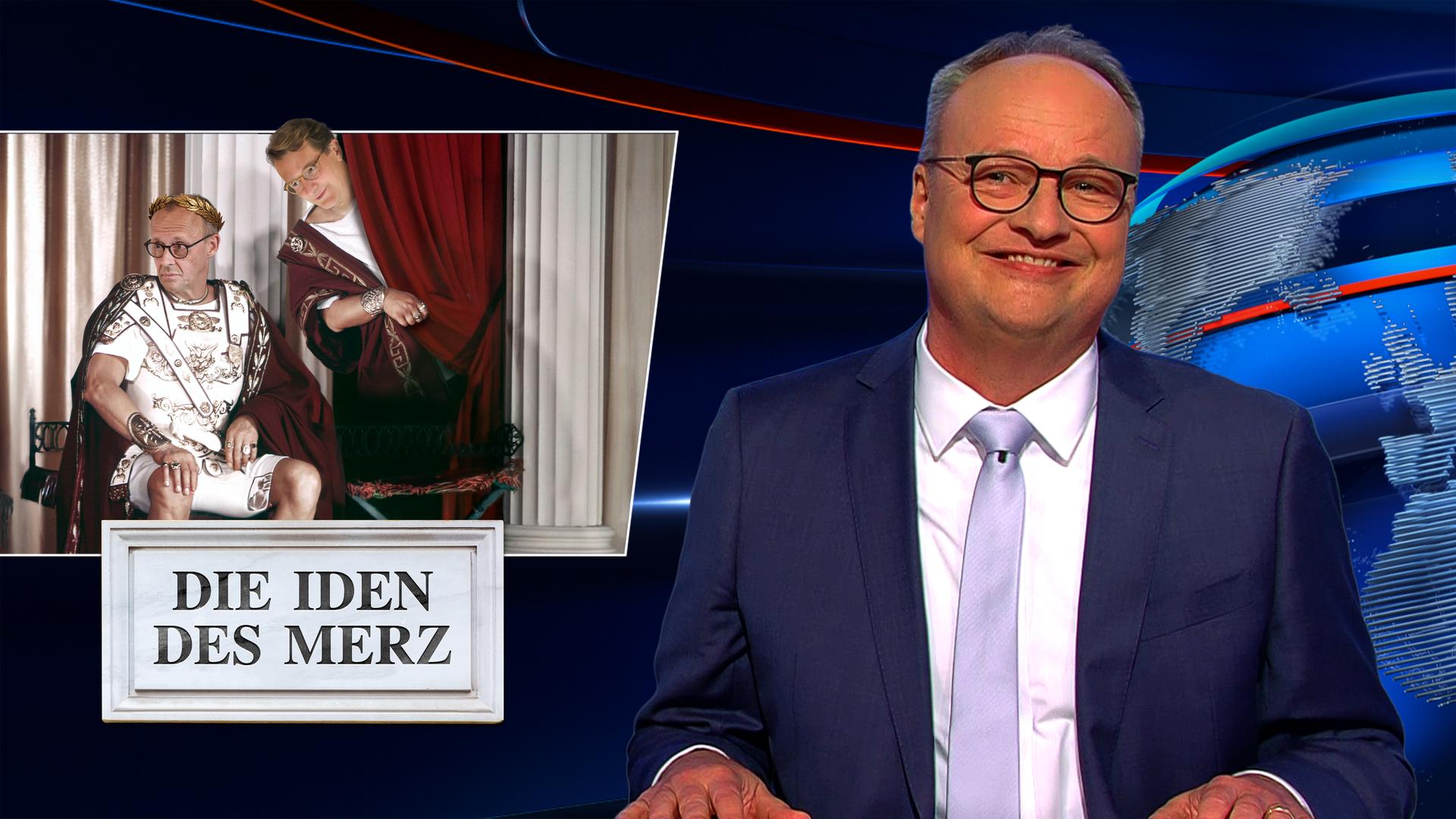 Oliver Welke sitzt am Schreibtisch. Links im Hintergrund ist eine satirische Fotomontage von Friedrich Merz als römischem Herrscher zu sehen. Rechts im Bild steht Hendrik Wüst hinter einem roten Vorhang. Am unteren Bildrand steht "Die Iden des Merz".