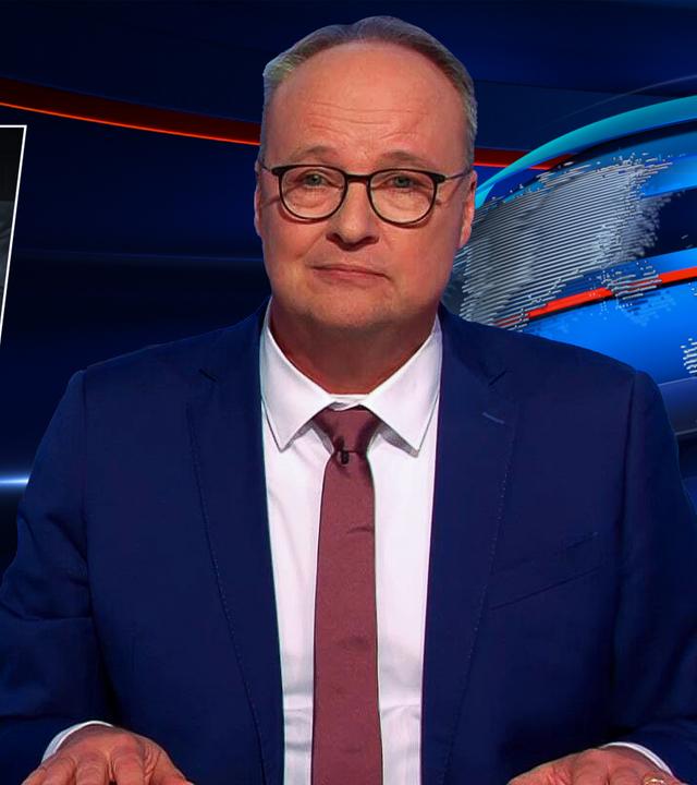 Oliver Welke sitzt am Schreibtisch. Links von ihm ist ein Bild von Donald Trump zu sehen, der an einer großen Abrisskugel hängt. Darüber steht der Text: LIKE A WRECKING BALL.