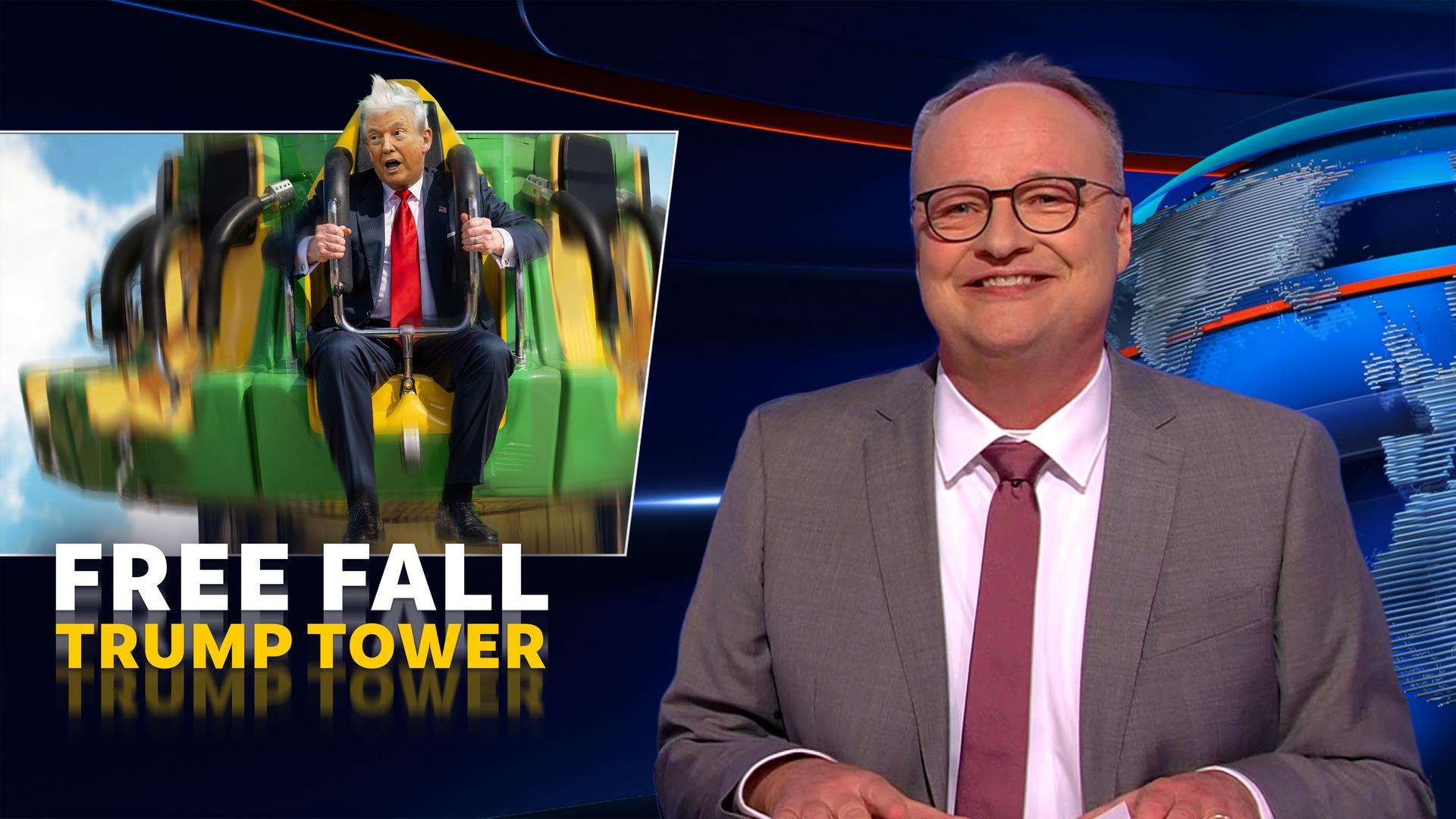 Oliver Welke sitzt am Schreibtisch. Links im Hintergrund ist eine satirische Fotomontage von Donald Trump in einem Fahrgeschäft "Freefall-Tower" zu sehen. Am unteren Bildrand steht: "Free Fall Trump Tower".