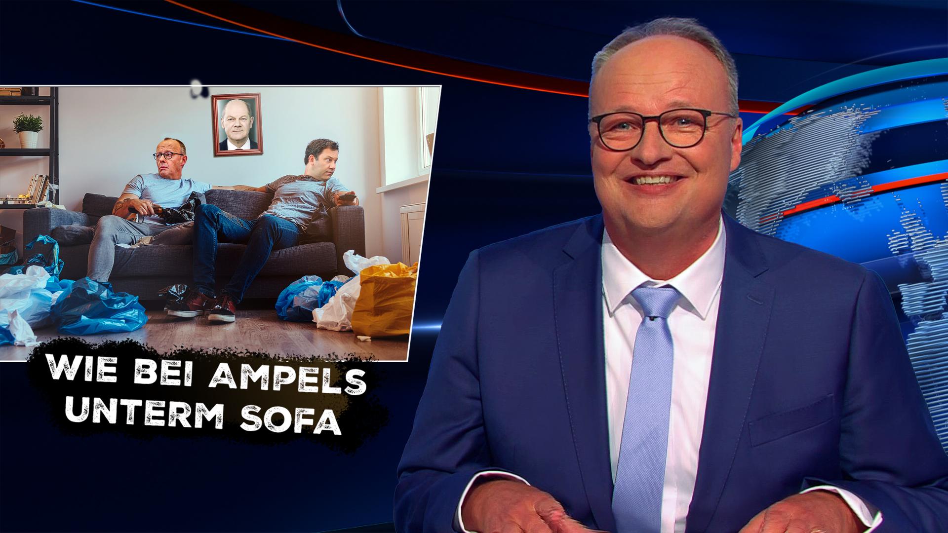 Oliver Welke sitzt am Schreibtisch. Links neben ihm sind Friedrich Merz und Lars Klingbeil zu sehen, die auf einem Sofa in einem unordentlichen Raum sitzen. Unter dem Bild steht der Text: "WIE BEI AMPELS UNTERM SOFA".