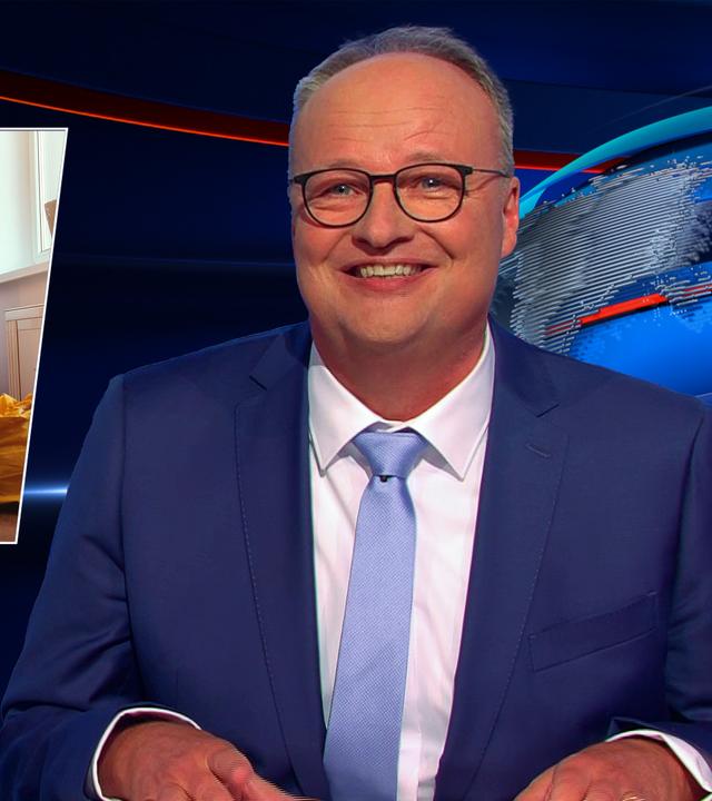 Oliver Welke sitzt am Schreibtisch. Links neben ihm sind Friedrich Merz und Lars Klingbeil zu sehen, die auf einem Sofa in einem unordentlichen Raum sitzen. Unter dem Bild steht der Text: "WIE BEI AMPELS UNTERM SOFA".