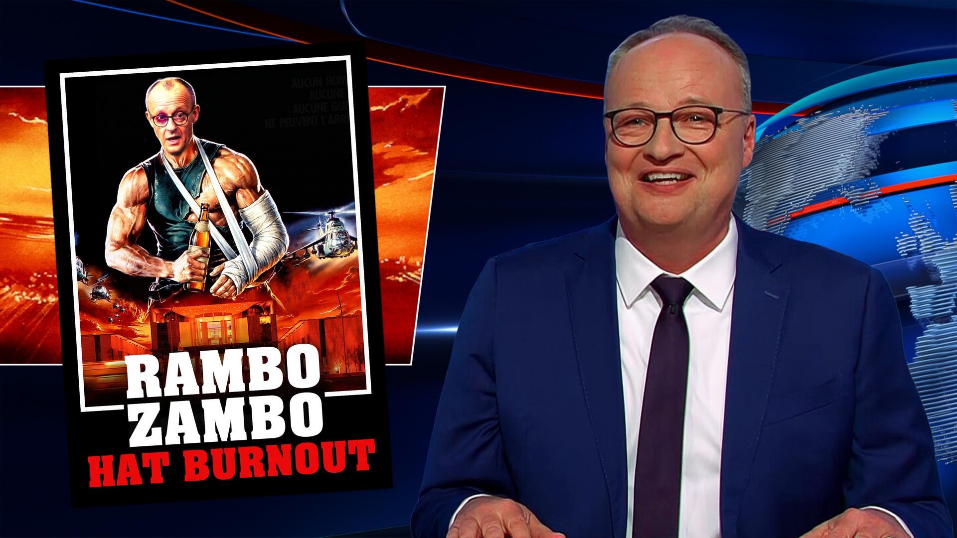 Oliver Welke sitzt am Schreibtisch. Links neben ihm ist eine Fotomontage im Stil eines Action-Filmplakats zu sehen, die Friedrich Merz als Actionheld zeigt. Darunter steht: "Rambo Zambo hat Burnout".