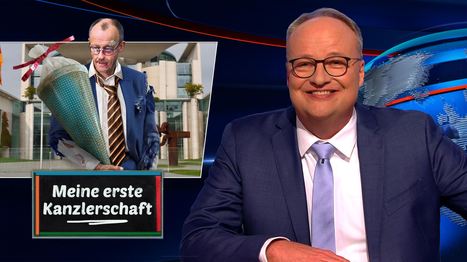 Oliver Welke sitzt am Schreibtisch. Links im Bild befindet sich eine Fotomontage von Friedrich Merz, der eine große Schultüte hält. Am unteren Bildrand steht der Text: "Meine erste Kanzlerschaft".