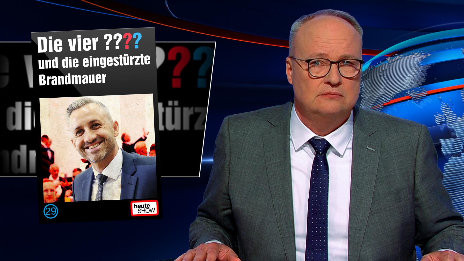 Oliver Welke sitzt rechts im Bild. Links ist eine satirische Fotomontage im Stil von "Die drei Fragezeichen" zu sehen. Über einem Foto von Ulrich Siegmund steht "Die vier Fragezeichen und die eingestürzte Brandmauer".
