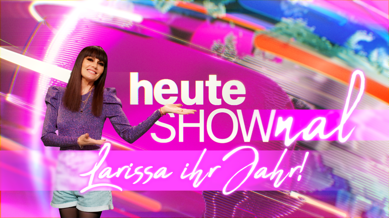 Martina Hill sitzt in orangefarbenem Outfit auf einem blauem Sessel, der auf einer grünen Fläche steht. Sie schaut lächelnd in die Kamera.