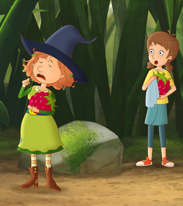 Petronella steht mit einer Himbeere im Arm in ihrem Garten und niest. Neben ihr stehen die erschrockenen Zwillinge Lea und Luis.