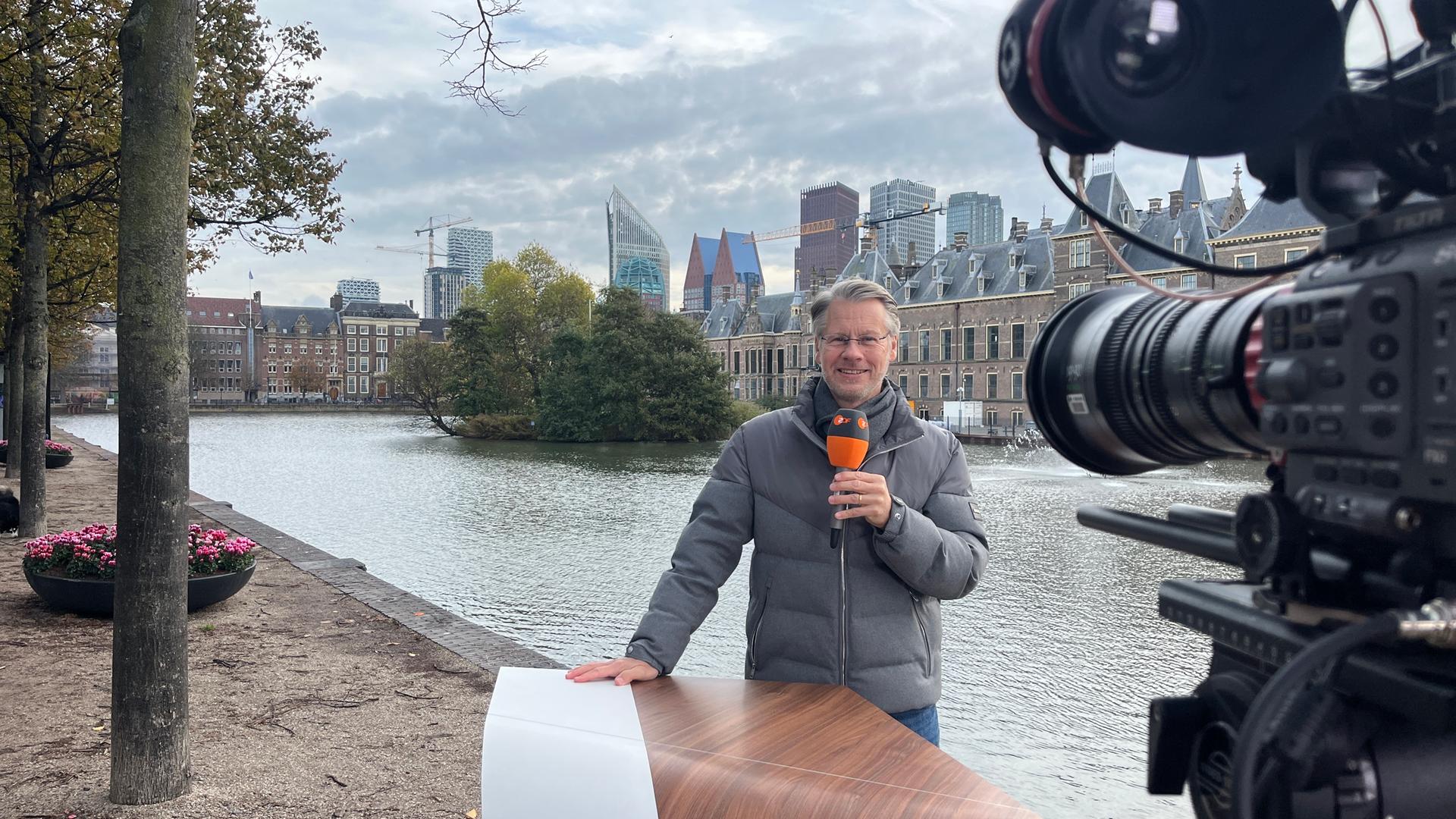 Moderator Andreas Klinner vor dem Binnenhof und Parlamentsgebäude der Niederlande