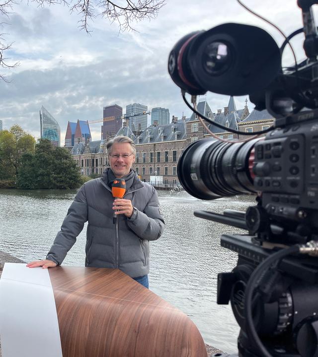 Moderator Andreas Klinner vor dem Binnenhof und Parlamentsgebäude der Niederlande