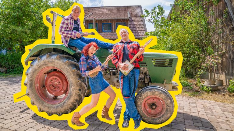 Was für eine belebte Umgebung! Der Bauernhof ist ein toller Ort, um viele Tiere zu treffen. 3Berlin singen von ihren Lieblingstieren auf einem Bauernhof.