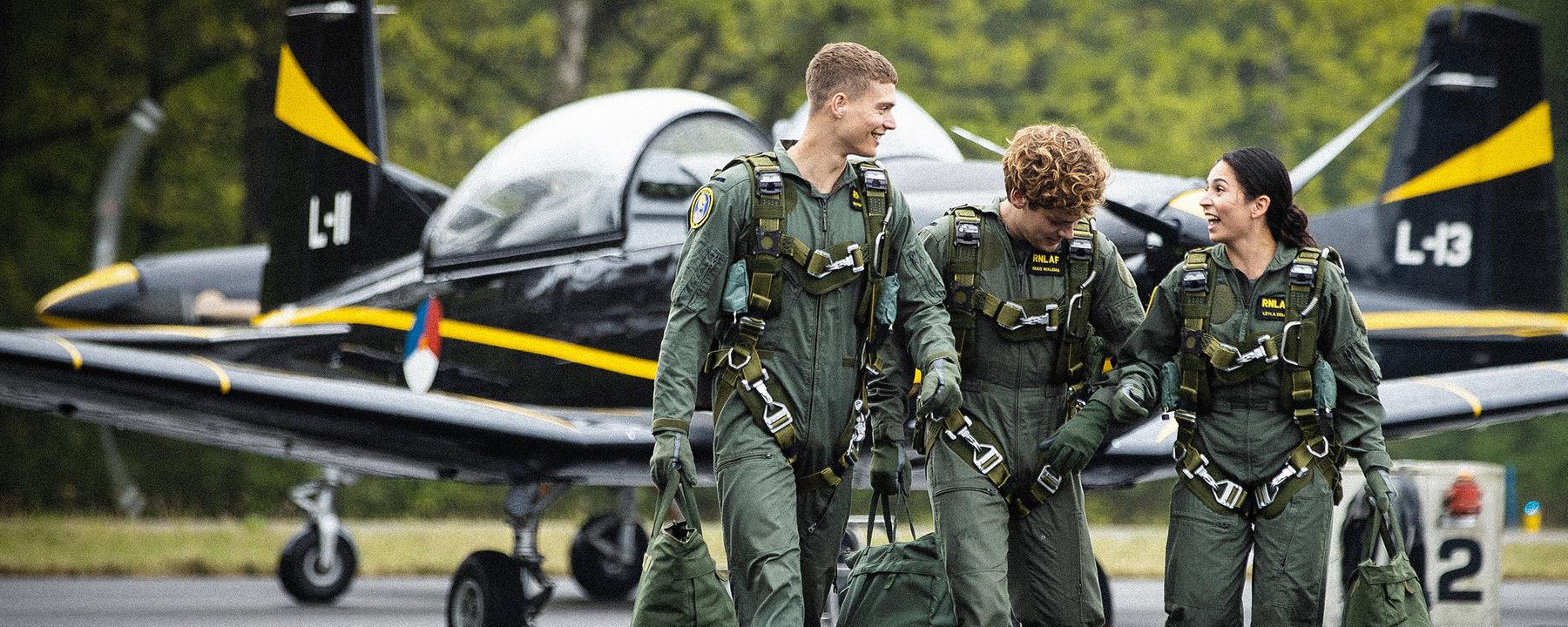 Leyla Demir (Sinem Kavus, r.), Guus Walema (Soy Kroon, M.) und Rutger de Man (Josha Stradowski, l.) möchten nach ihrer Ausbildung F-16-Pilot*innen werden.