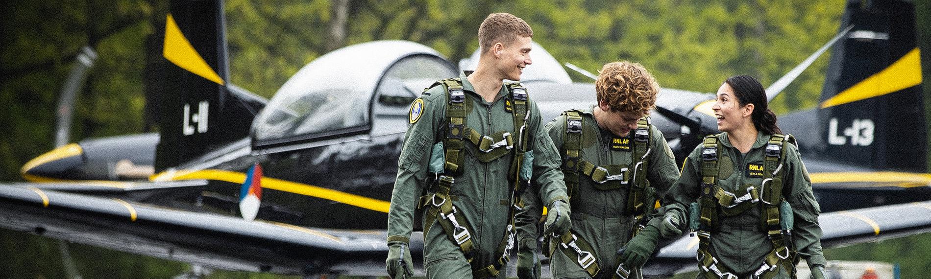 Leyla Demir (Sinem Kavus, r.), Guus Walema (Soy Kroon, M.) und Rutger de Man (Josha Stradowski, l.) möchten nach ihrer Ausbildung F-16-Pilot*innen werden.