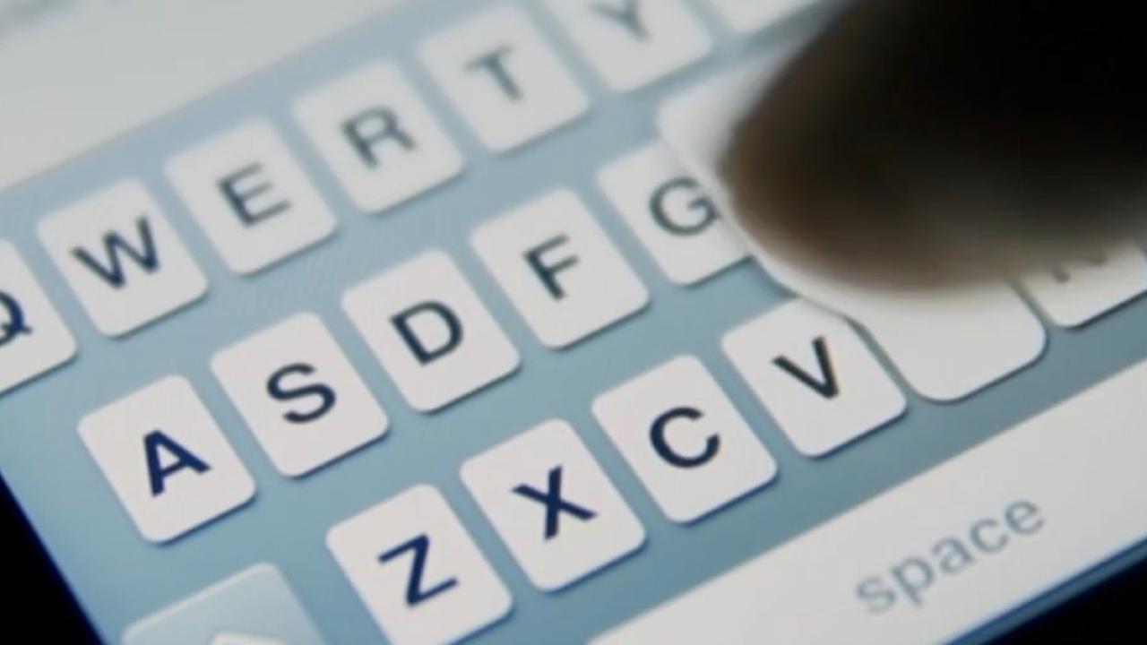 "Hightech Revolution - Sternstunden der Technik: Smartphone": Nahaufnahme einer Tastatur auf dem Display eines Smartphones und ein Finger, der auf die Tastatur tippt.