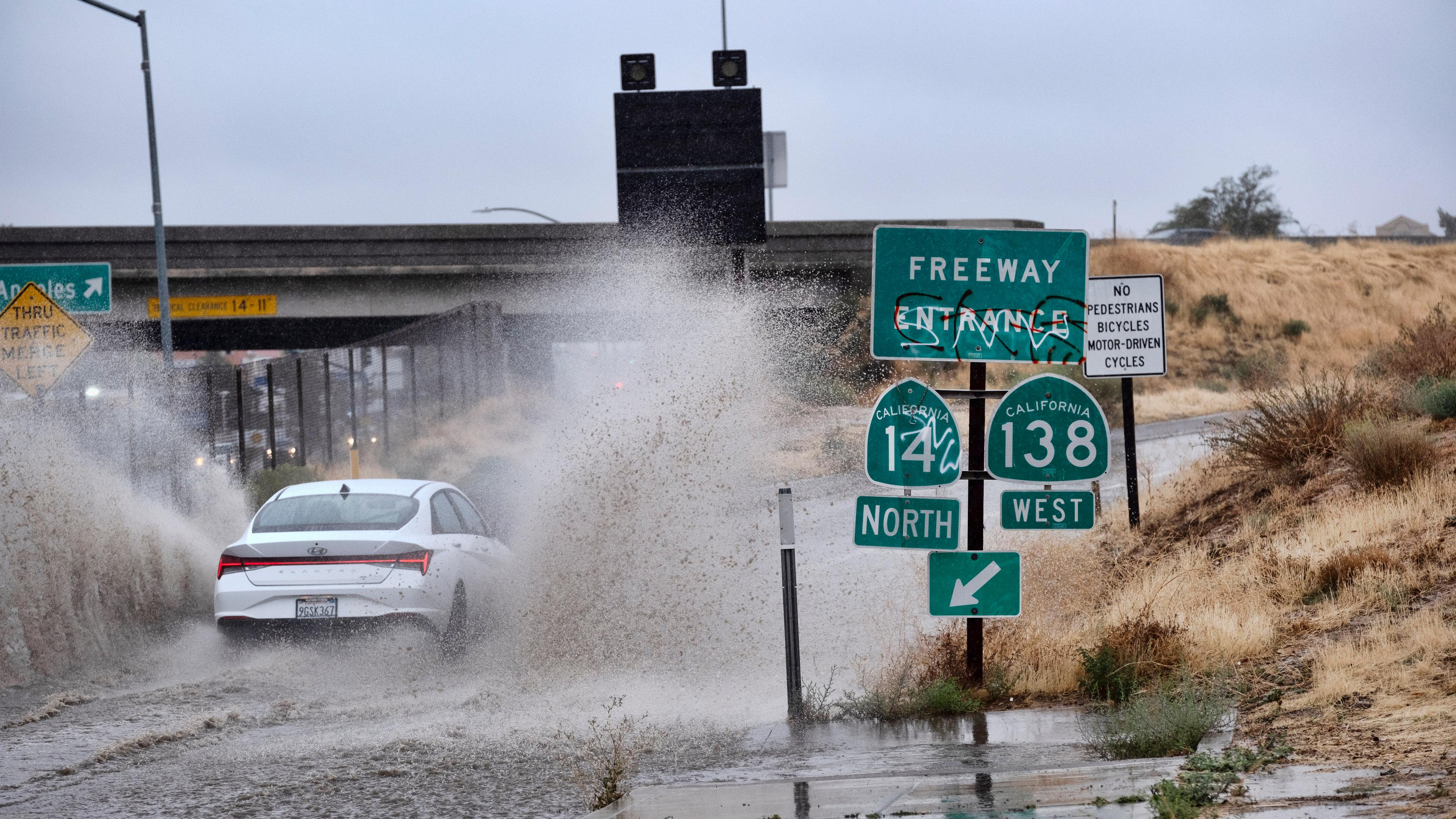 Auto fährt über eine überflutete Straße in Kalifornien.