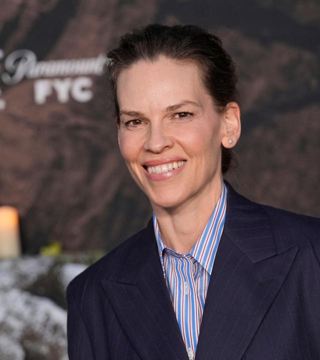 Auf dem Bild zu sehen ist ein Portrait von Schauspielerin Hilary Swank.