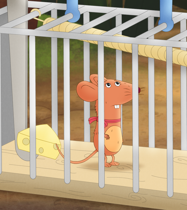 Maus Hilda ist gefangen in einer Mausefalle, links neben ihr liegt ein Stück Käse.