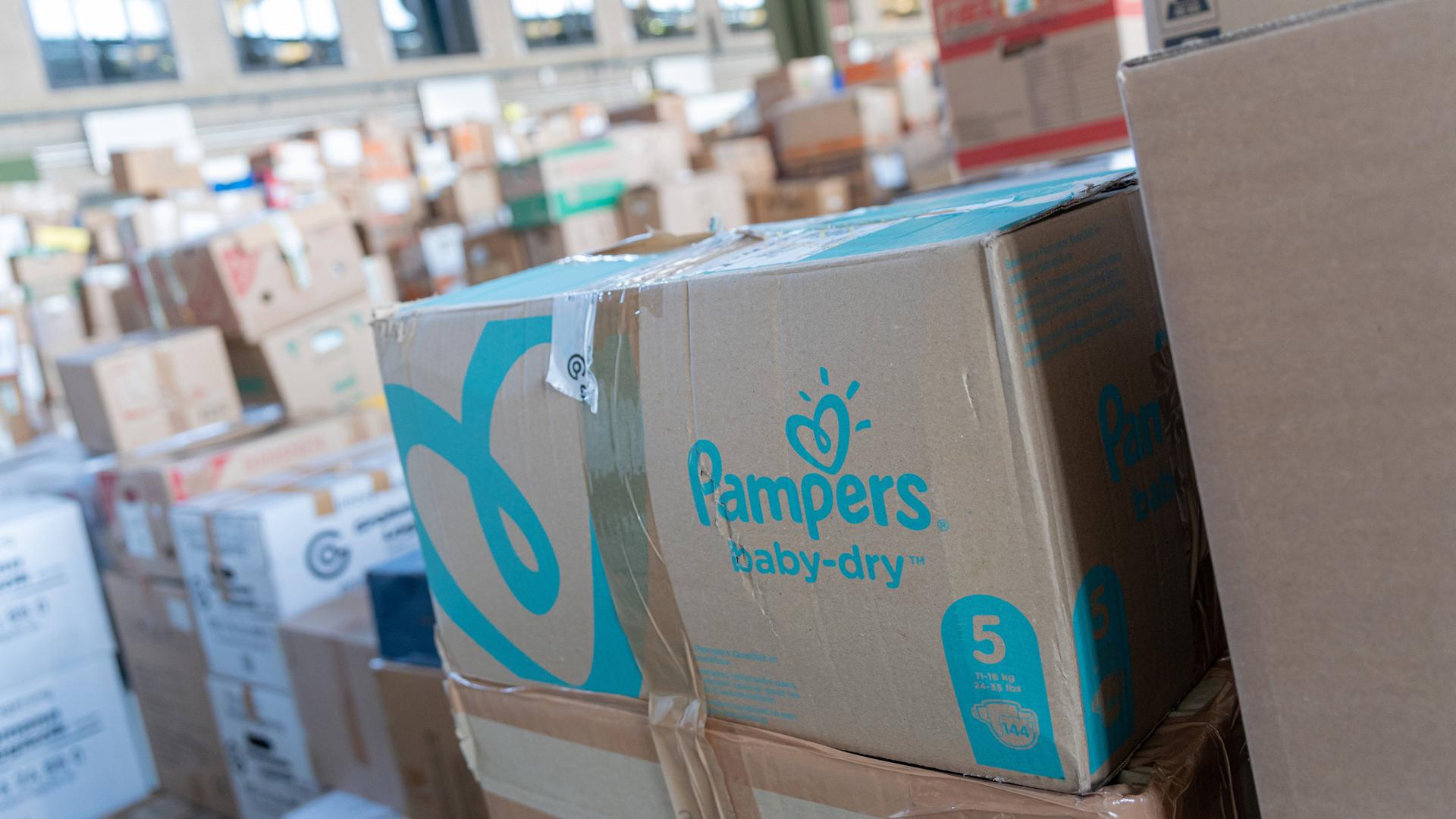 Kartons stehen in einer Halle