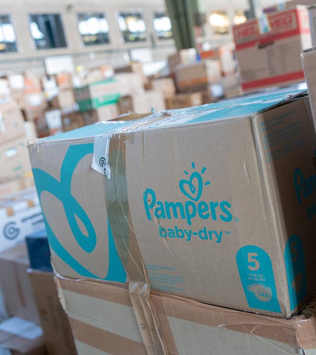 Kartons stehen in einer Halle