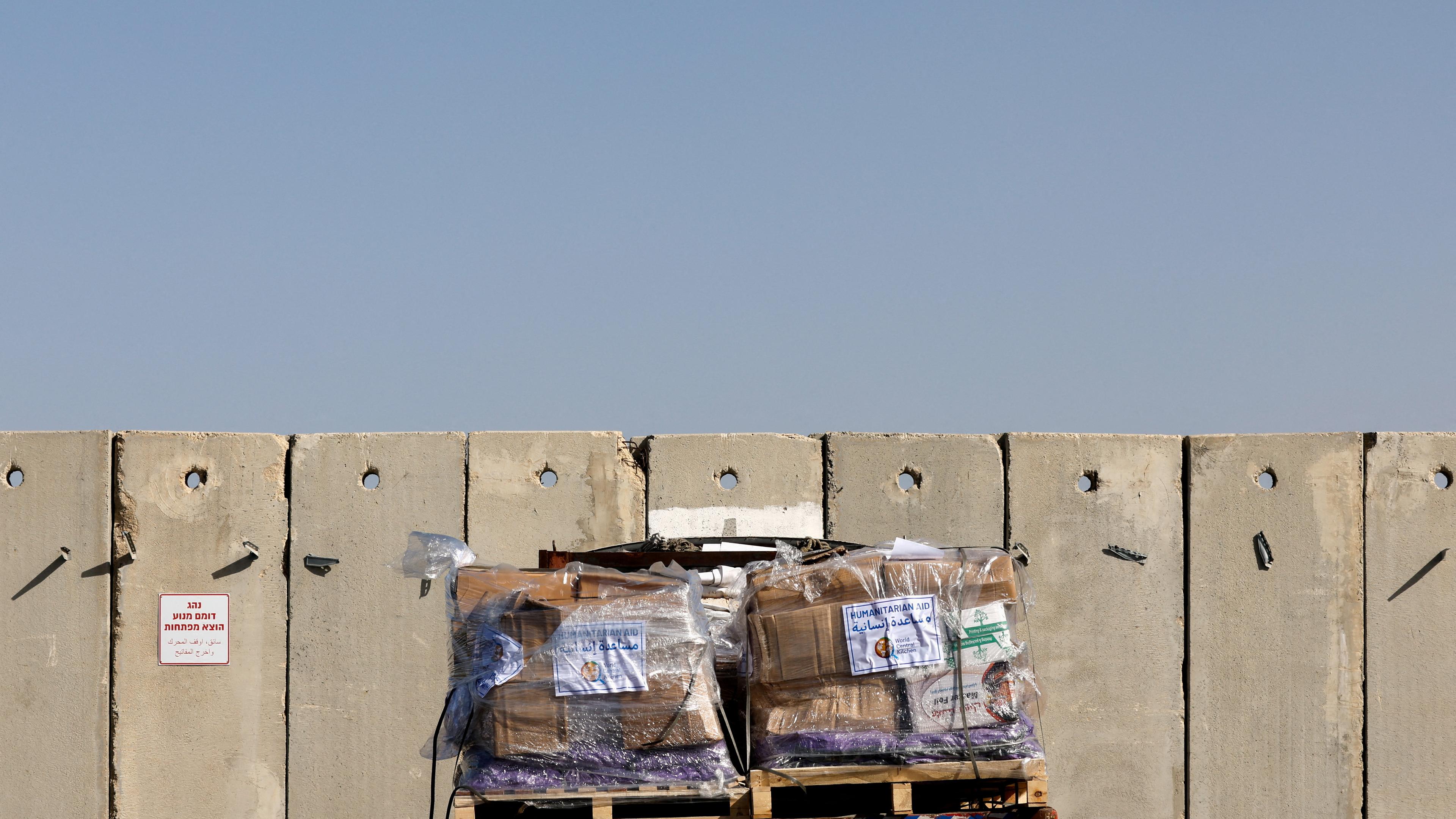 Ein LKW ist gepackt mit Hilfslieferungen und wartet am Grenzübergang in den Gazastreifen.
