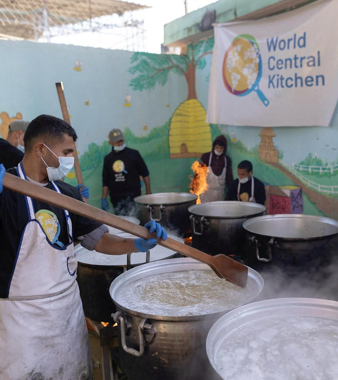 Mitglieder der "World Central Kitchen" bereiten Essen zu (Archiv März 2024)