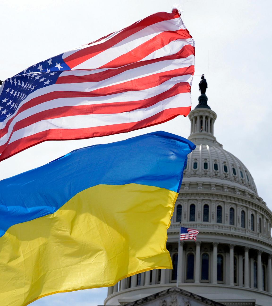  USA, Washington: Die US-amerikanische und die ukrainische Flagge wehen vor dem Kapitol in Washington im Wind.