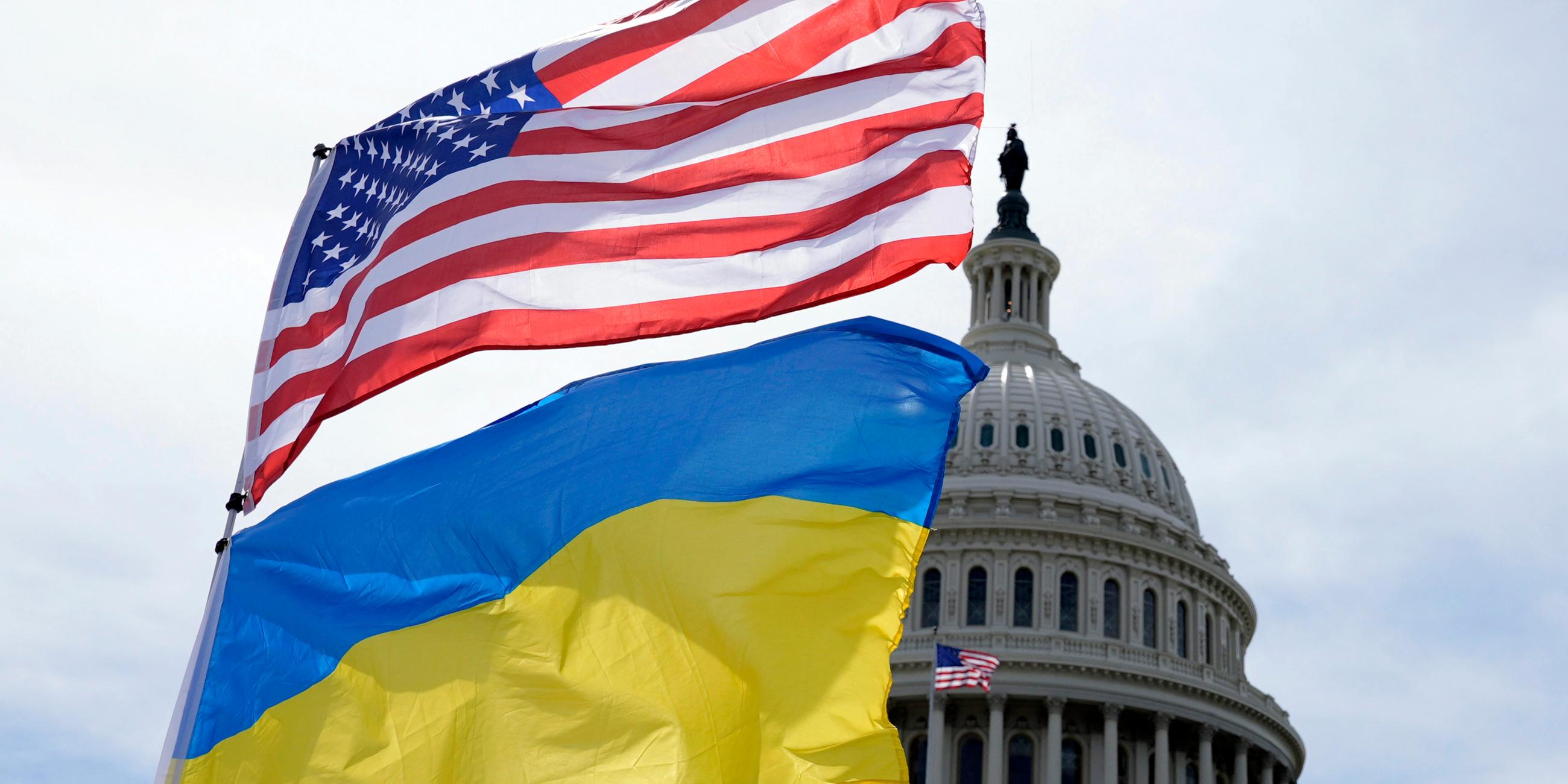  USA, Washington: Die US-amerikanische und die ukrainische Flagge wehen vor dem Kapitol in Washington im Wind.