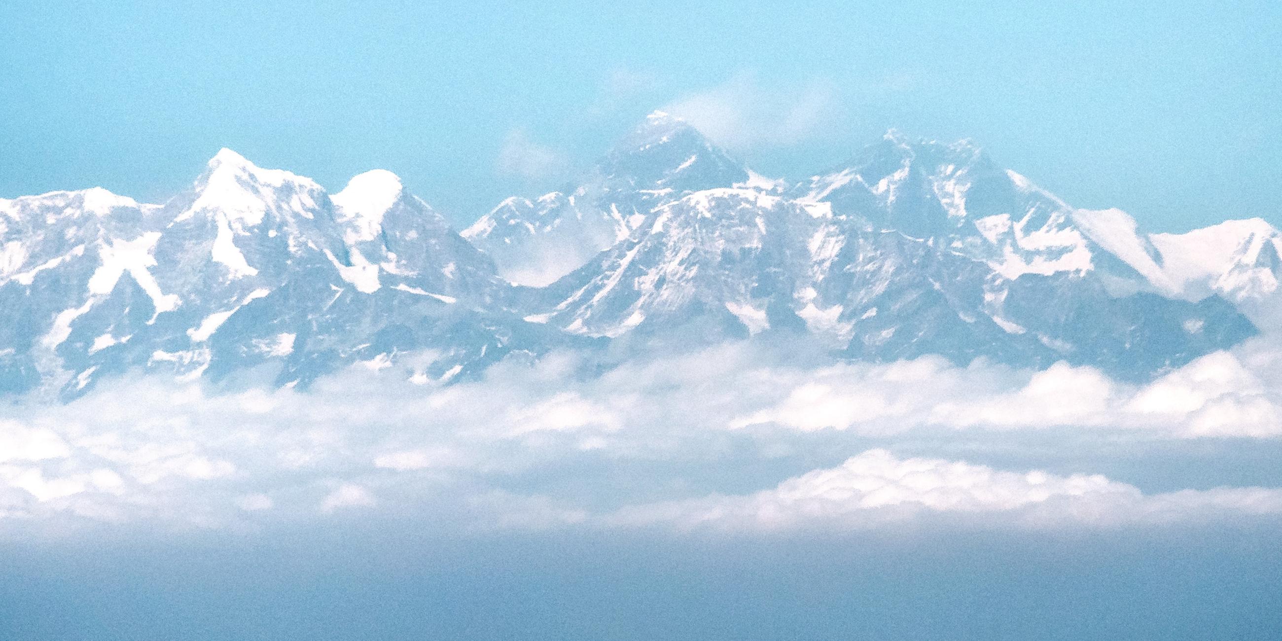 Nepal, NA: Blick aus dem Flugzeug auf das Himalaya-Gebirge mit dem Mount Everest. Archivbild
