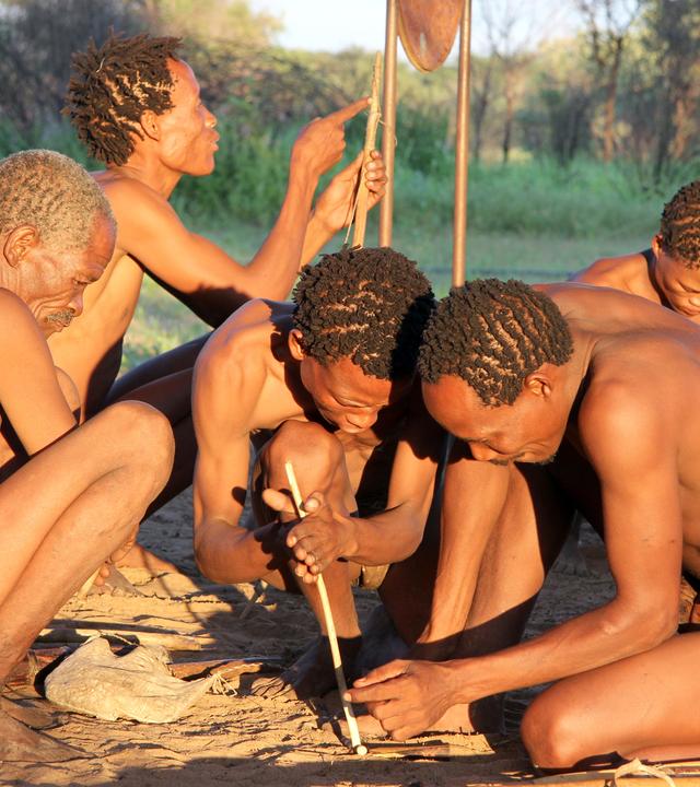 Ritual vor jeder Jagd: traditionelles Feuermachen