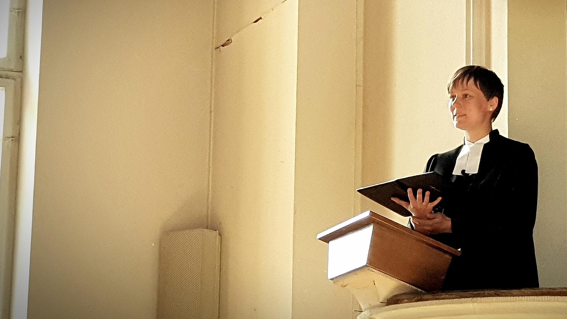 Pfarrerin Irmela Büttner auf der Kanzel