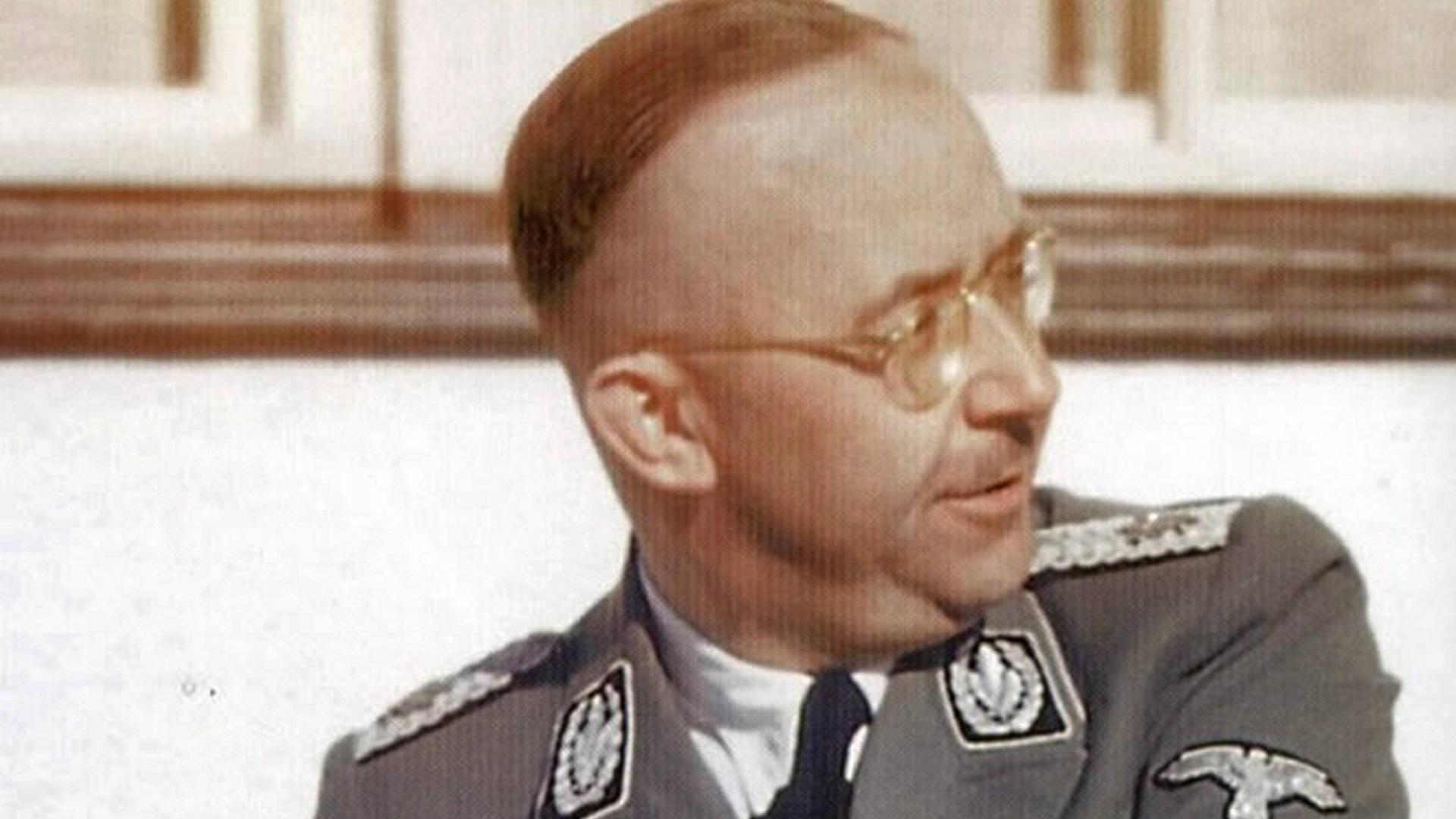 Eine Nahaufnahme von Heinrich Himmler in Uniform.