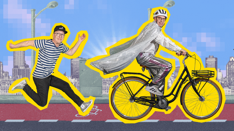 ICH & HERR MEYER bewegen sich vor einer Skyline im Videospielstil auf einem Radweg. Christoph springt mit einem großen Schritt in die Luft und Jens fährt mit einem silbernen Superheldenumhang und Helm auf einem Fahrrad.