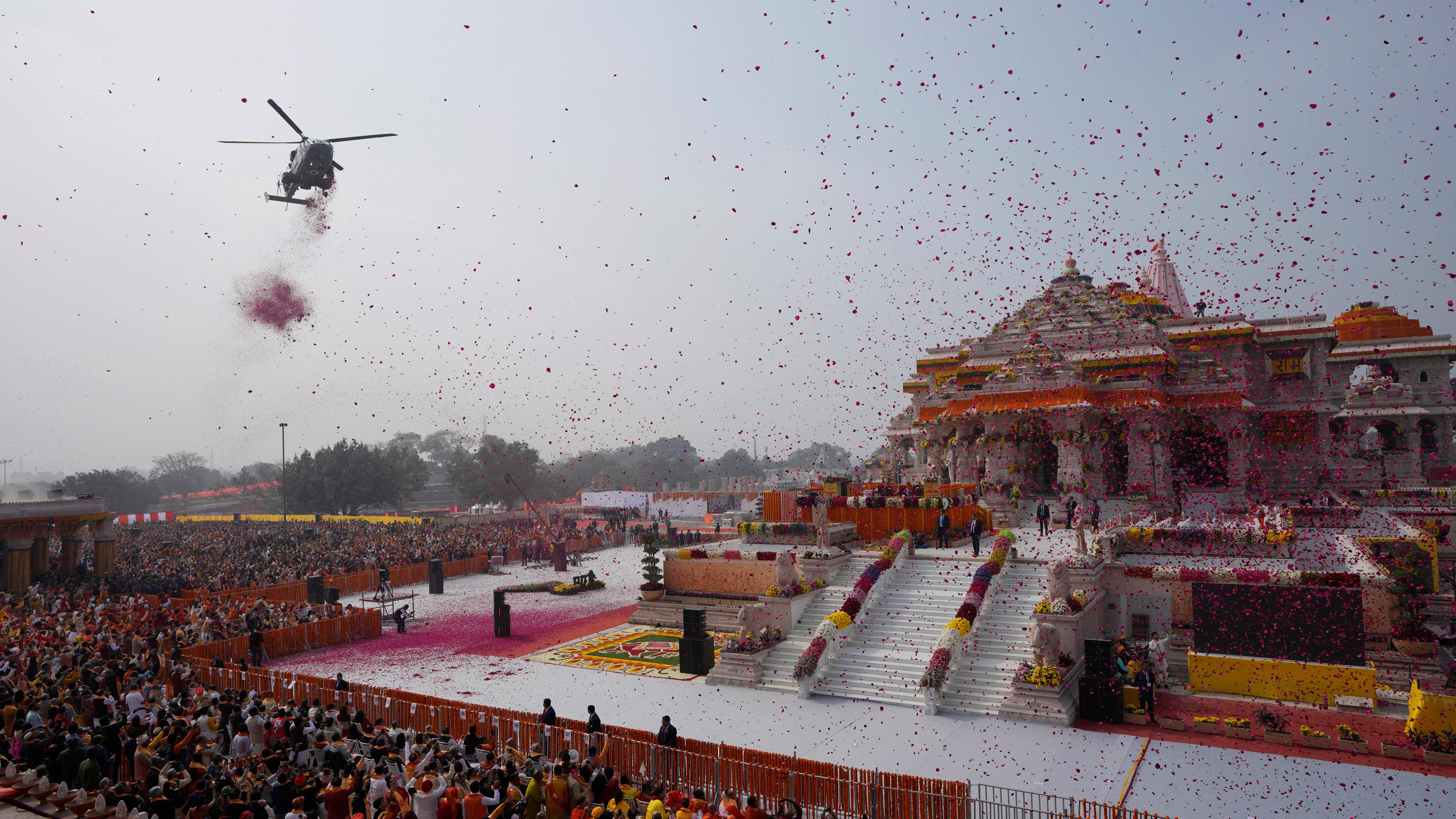 Ein Hubschrauber der indischen Luftwaffe streut während der Eröffnung eines Tempels, der dem hinduistischen Gott Ram gewidmet ist, Blumenblätter in Ayodhya, Indien.
