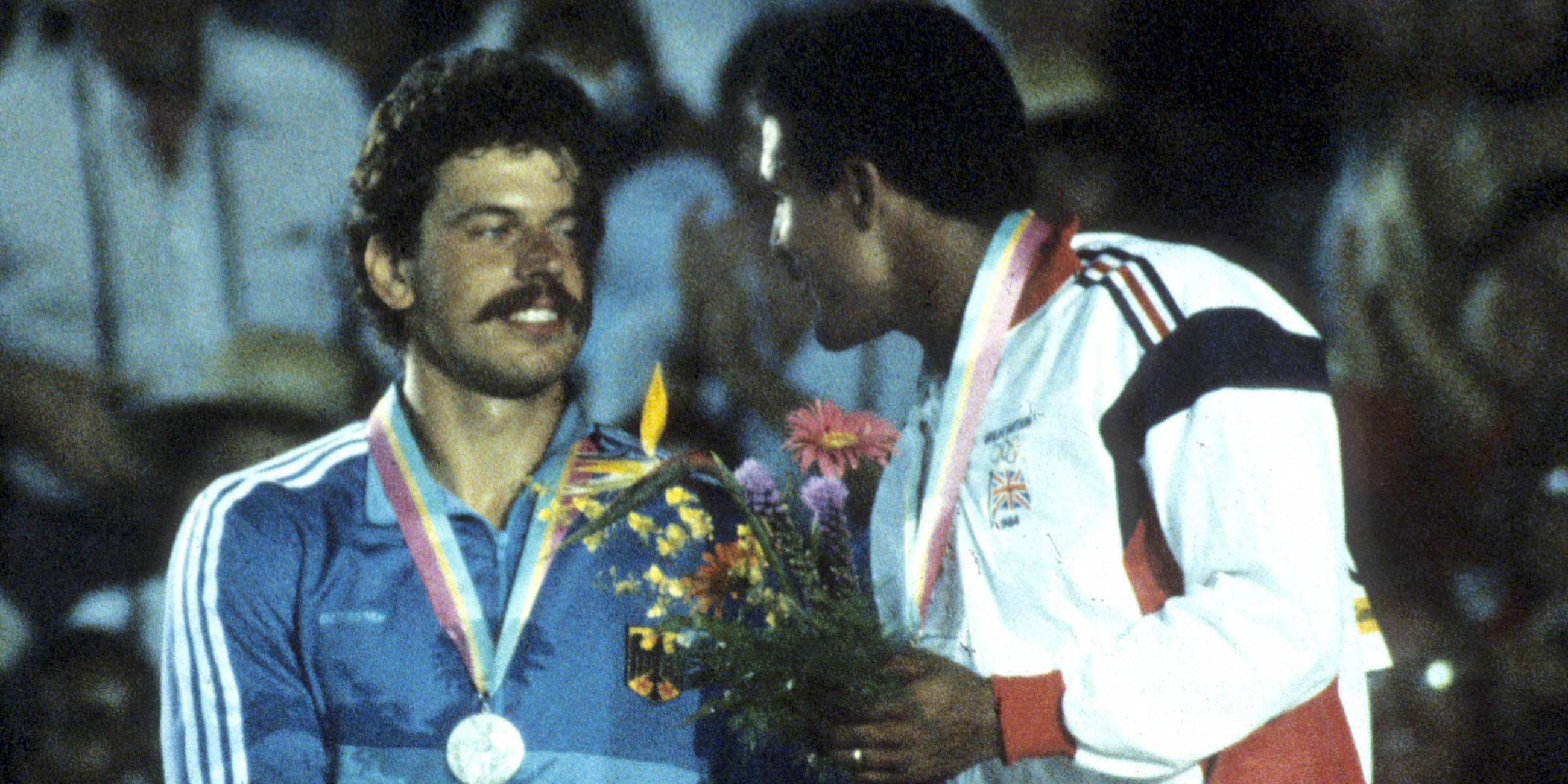 Olympiade 1984 in Los Angeles. Zehnkampf Siegerehrung: Daley Thompson (GBR/re.) gewinnt Gold vor Hingsen (Deutschland). 