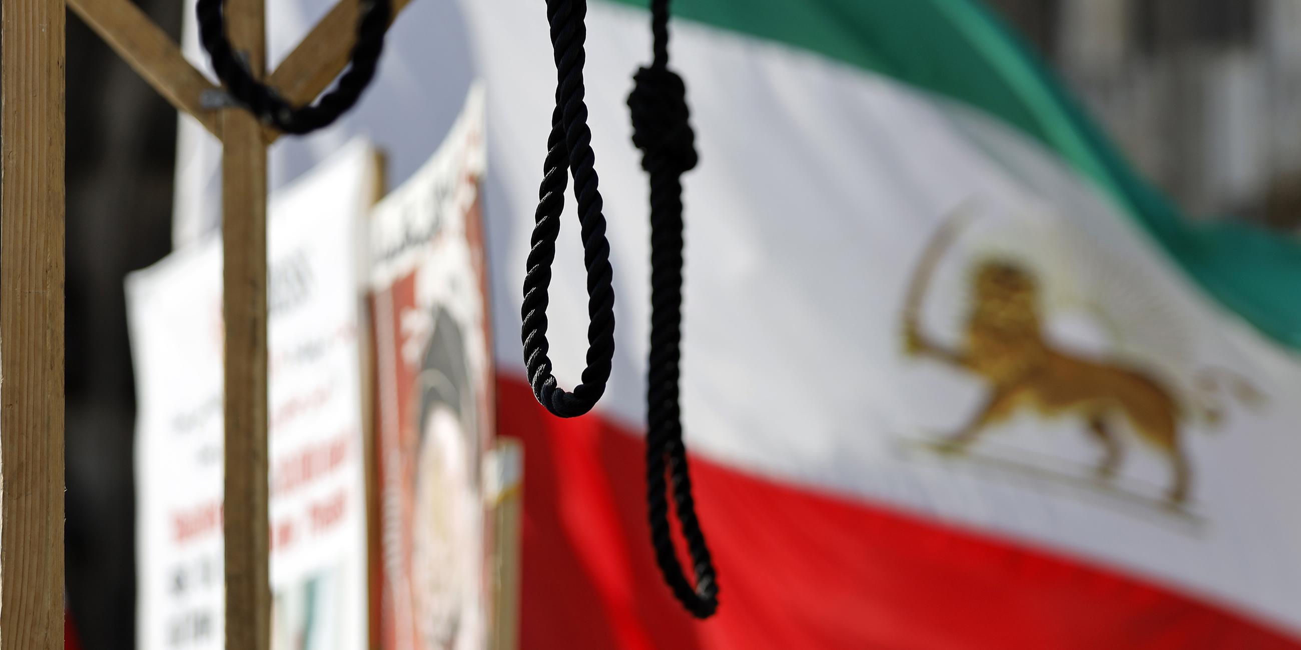 Eine Demonstration von Gegnern des Mullah-Regimes in Teheran fordert Solidarität mit der Opposition im Iran, die Abschaffung der Todesstrafe. Sie halten iranische Flaggen und haben einige Galgen aus Holz aufgebaut, welche die martiallschen Hinrichtungsmethoden im Iran veranschaulichen sollen. 