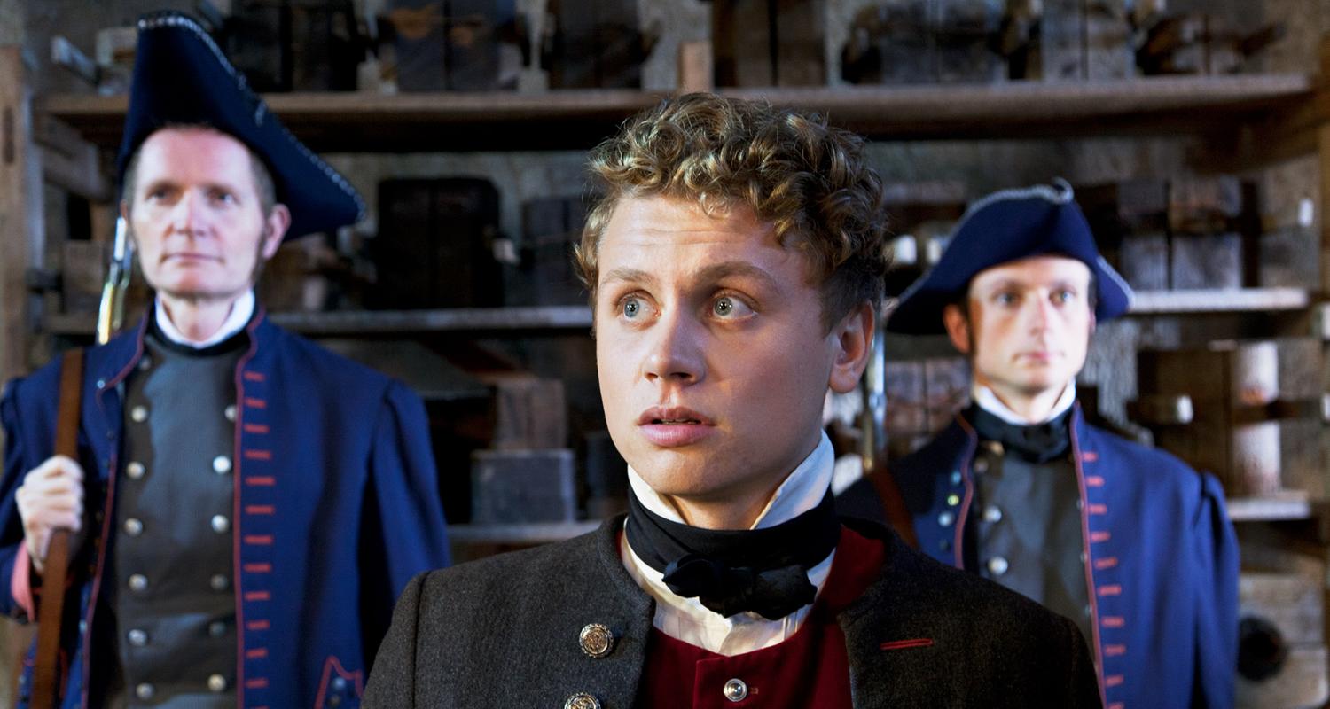 Peter Munk (Rafael Gareisen, Mitte) steht kurz vor seiner Verhaftung.