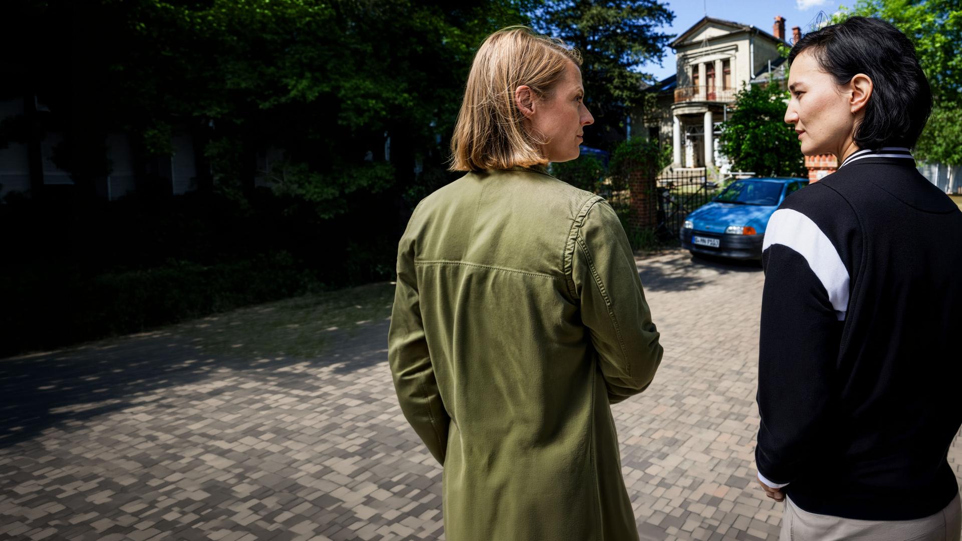"SOKO Potsdam - Hinter der Fassade": Tamara Meurer (Anja Pahl) und Pauline Hobrecht (Agnes Decker) stehen an einem Haus vor dem verdächtigen Auto.