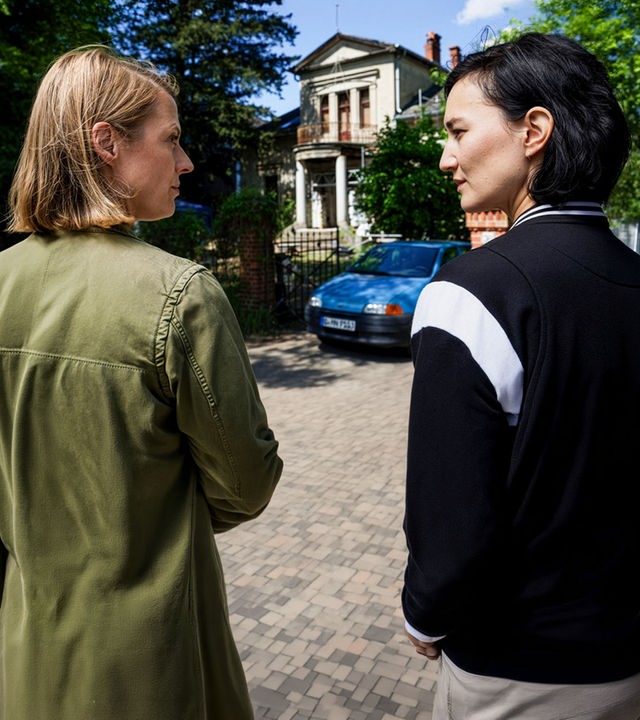 "SOKO Potsdam - Hinter der Fassade": Tamara Meurer (Anja Pahl) und Pauline Hobrecht (Agnes Decker) stehen an einem Haus vor dem verdächtigen Auto.