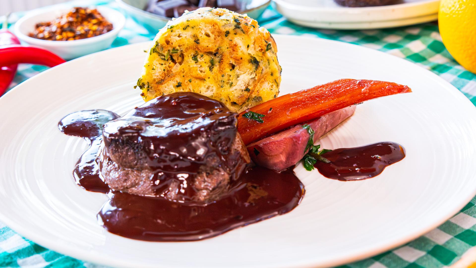 Hirschmedaillons mit Serviettenknödeln in pikanter Schokoladensauce