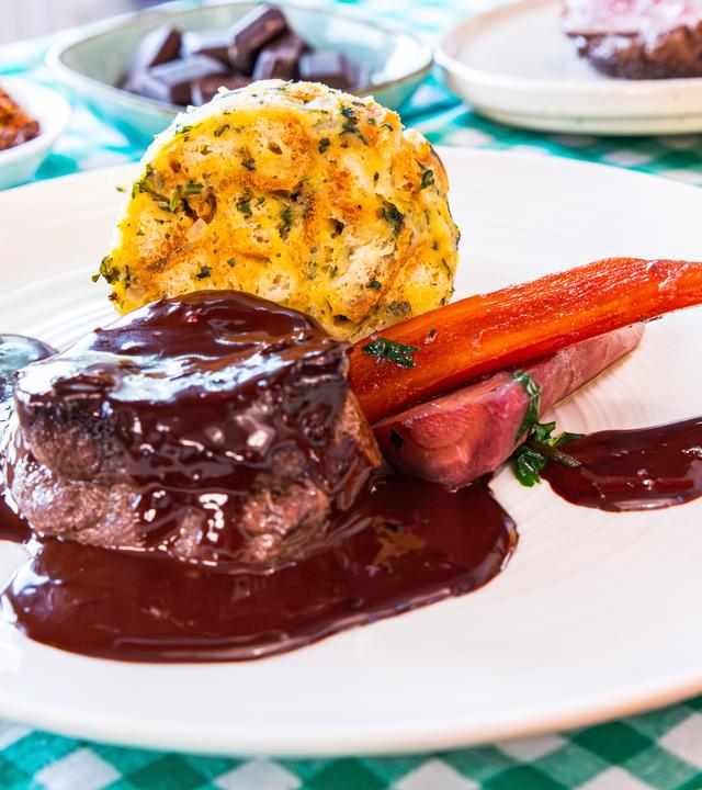 Hirschmedaillons mit Serviettenknödeln in pikanter Schokoladensauce