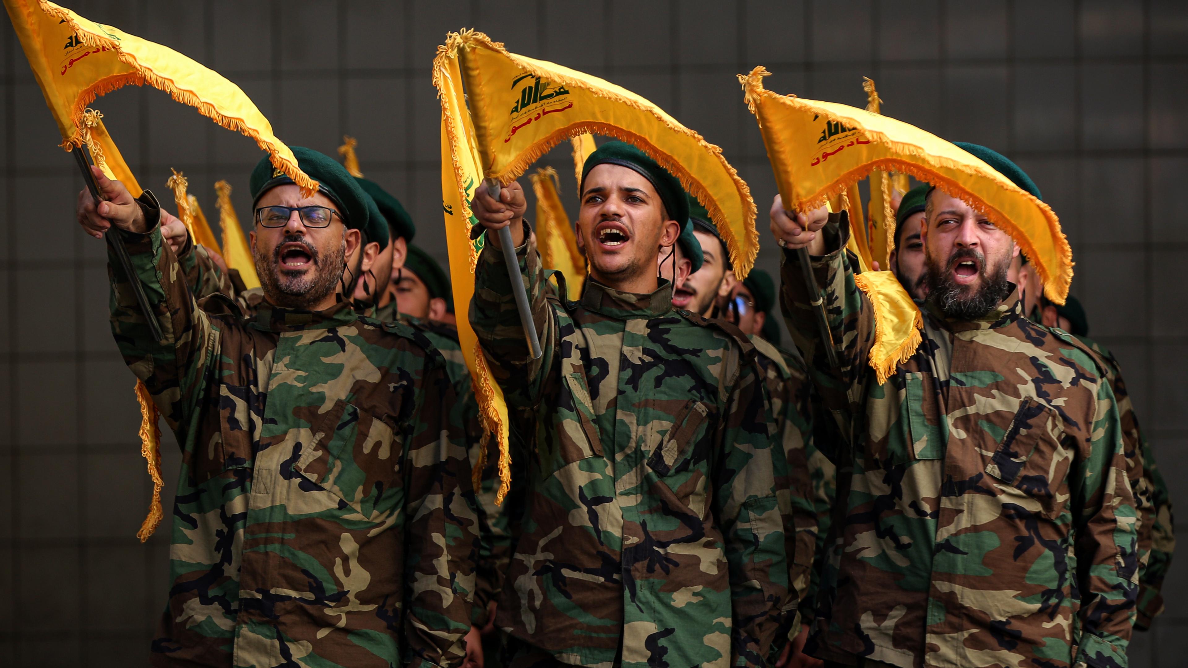 Pro-iranische Hisbollah-Kämpfer skandieren Parolen während des Trauerzugs für ihren Kameraden am 04.11.2023.
