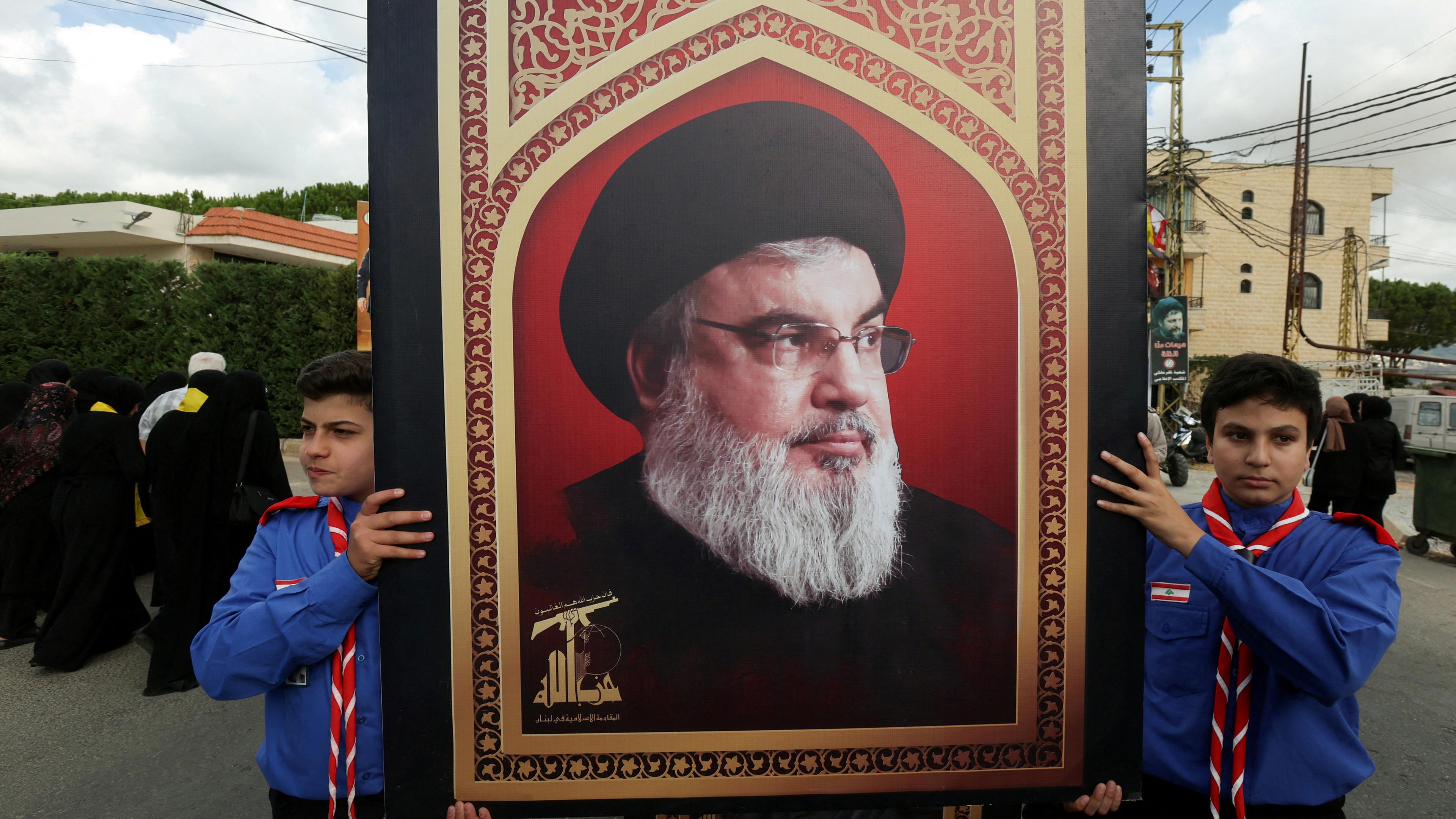 Pfadfinder tragen ein Bild des Hisbollah-Führers Sayyed Hassan Nasrallah in Kfar Melki