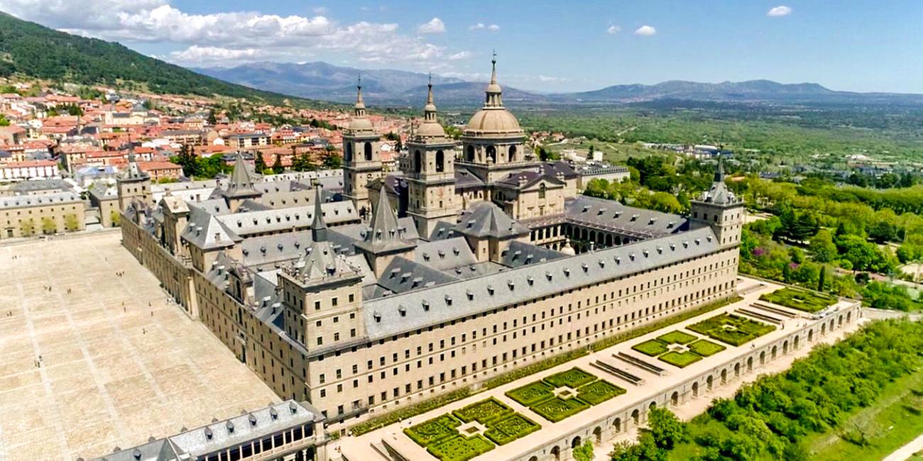 Ein Schloss mit Gartenanlagen von oben gesehen