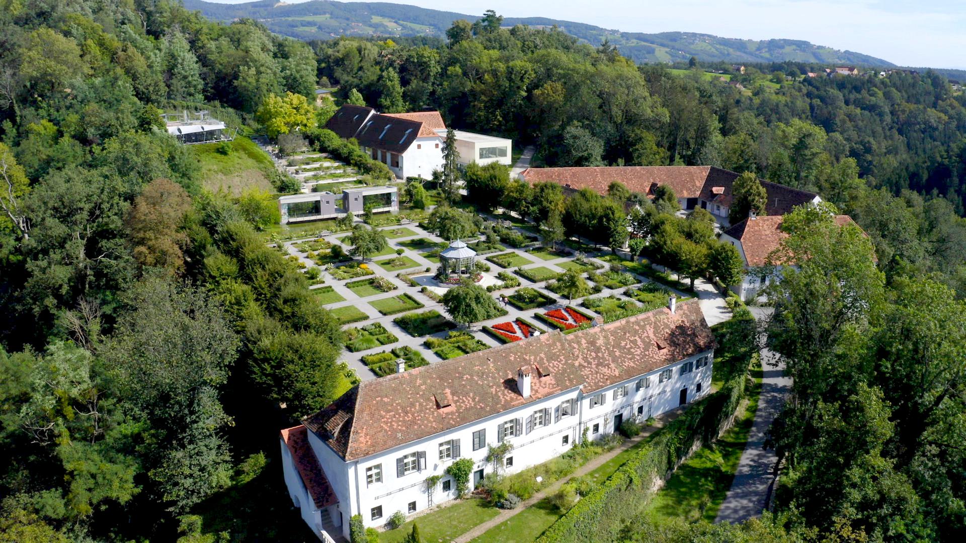 Gartenanlage aus Quadraten von schräg oben gesehen