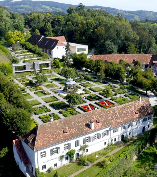 Gartenanlage aus Quadraten von schräg oben gesehen