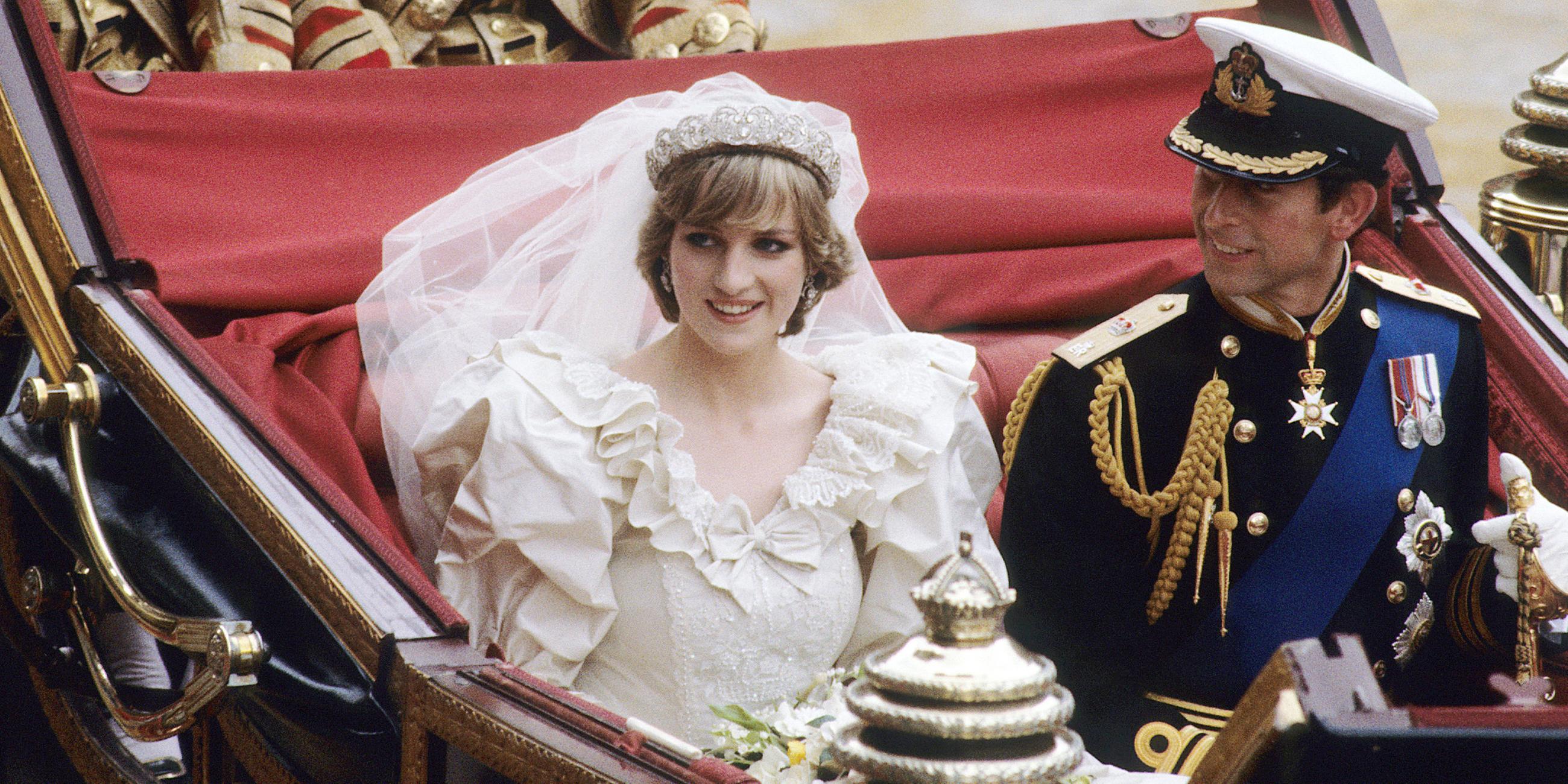 Archiv: Prinz Charles und Diana Spencer in einer Kutsche bei ihrer Hochzeit am 29. Juli 1981